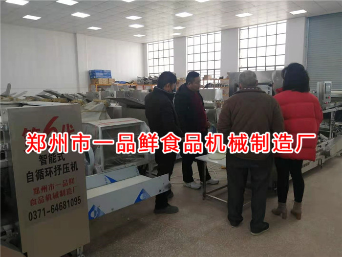 廣州的老客戶考察大型揉壓機(jī)(圖2) 廣州的老客戶考察大型揉壓機(jī)(圖2)