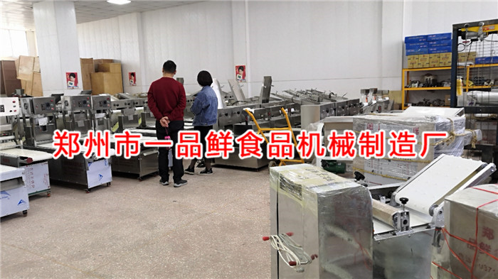 登封客戶考察5型燴面機(圖1) 登封客戶考察5型燴面機(圖1)