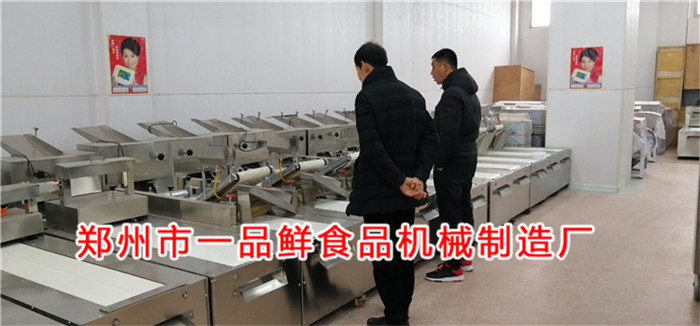 周口老客戶實地考察第六代全自動智能揉壓機(jī)(圖1) 周口老客戶實地考察第六代全自動智能揉壓機(jī)(圖1)