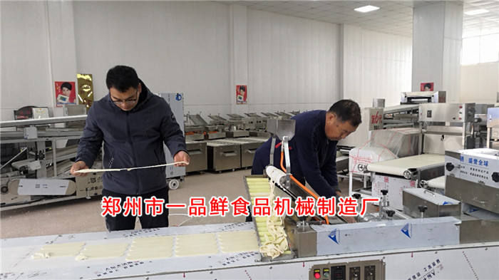 北京客戶(hù)訂購(gòu)大型燴面機(jī)設(shè)備(圖2) 北京客戶(hù)訂購(gòu)大型燴面機(jī)設(shè)備(圖2)