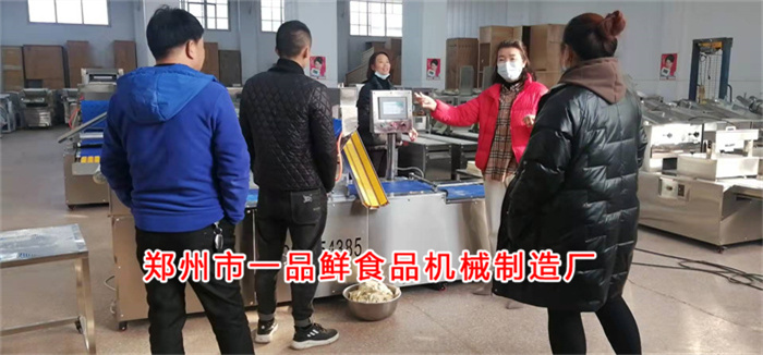 許昌老客戶考察350自動(dòng)疊片燴面機(jī)(圖1) 許昌老客戶考察350自動(dòng)疊片燴面機(jī)(圖1)