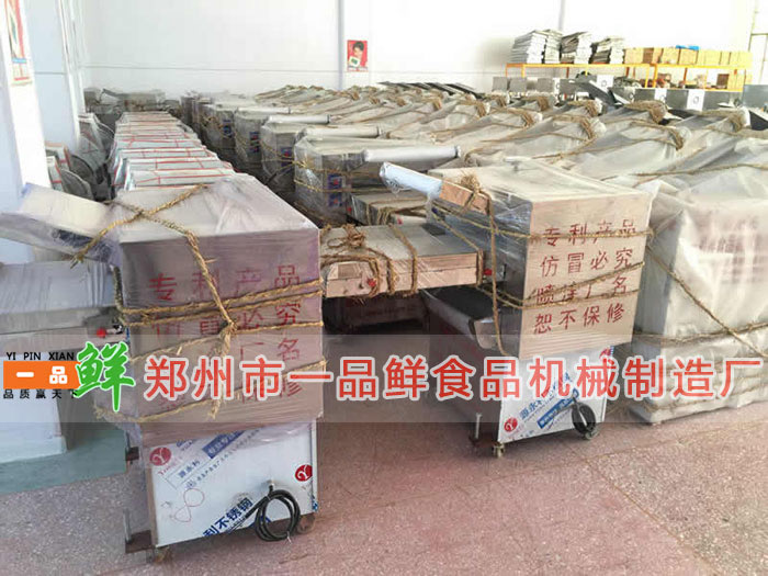 成品倉庫中的全自動揉壓機(jī) 成品倉庫中的全自動揉壓機(jī)