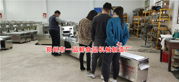 客戶(hù)燴面機(jī)現(xiàn)場(chǎng)調(diào)試 客戶(hù)燴面機(jī)現(xiàn)場(chǎng)調(diào)試