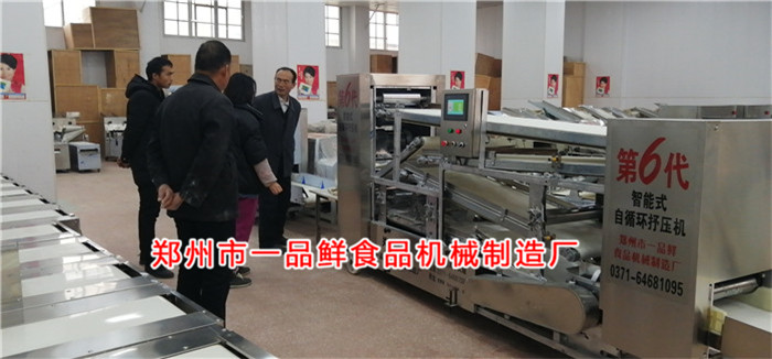 客戶在廠區(qū)考察燴面機(jī) 客戶在廠區(qū)考察燴面機(jī)