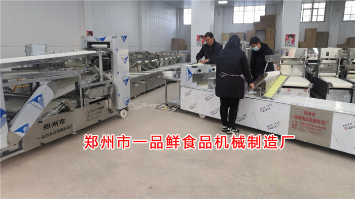 大型成型機設(shè)備開始調(diào)試 大型成型機設(shè)備開始調(diào)試