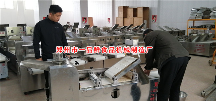 燴面機(jī)現(xiàn)場(chǎng)調(diào)試中 燴面機(jī)現(xiàn)場(chǎng)調(diào)試中