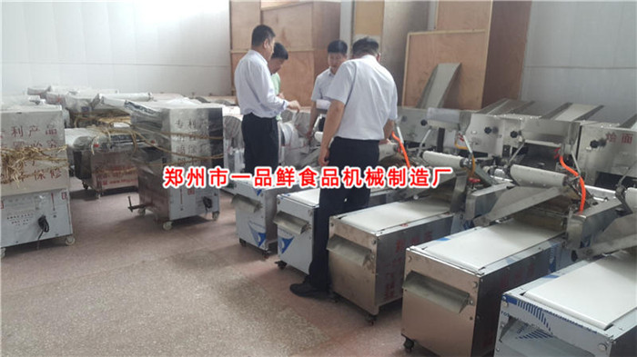 客戶考察多功能扯面機(jī) 客戶考察多功能扯面機(jī)