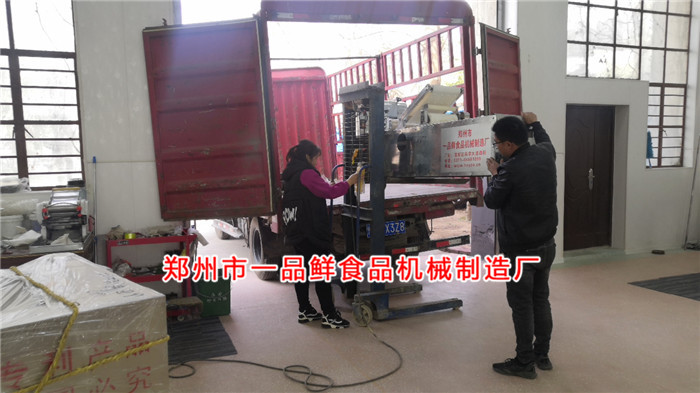 長(zhǎng)治客戶訂購(gòu)燴面機(jī)裝車發(fā)貨 長(zhǎng)治客戶訂購(gòu)燴面機(jī)裝車發(fā)貨