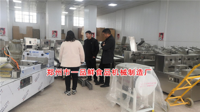 客戶考察多功能拉條機(jī) 客戶考察多功能拉條機(jī)
