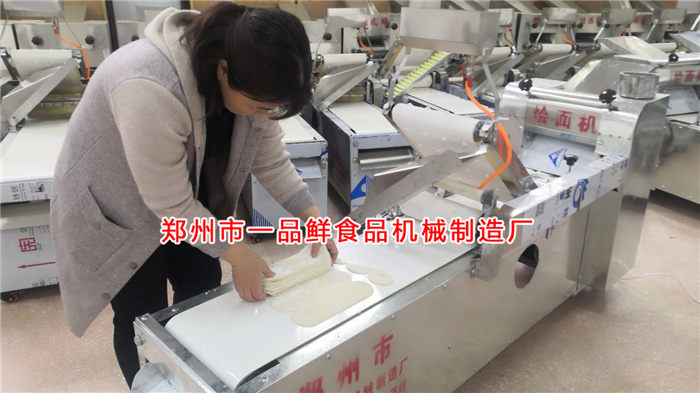 燴面館老板訂購(gòu)燴面機(jī)調(diào)試中 燴面館老板訂購(gòu)燴面機(jī)調(diào)試中