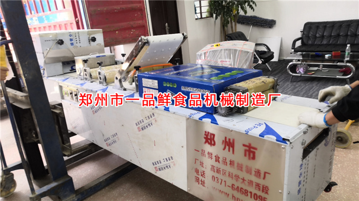 多功能成型機(jī)設(shè)備裝車(chē)中 多功能成型機(jī)設(shè)備裝車(chē)中