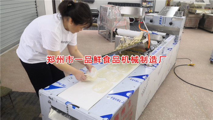工作人員對(duì)客戶(hù)訂購(gòu)設(shè)備進(jìn)行調(diào)試生產(chǎn) 工作人員對(duì)客戶(hù)訂購(gòu)設(shè)備進(jìn)行調(diào)試生產(chǎn)