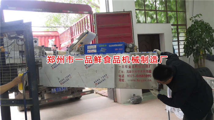 多功能成型機(jī)設(shè)備裝車(chē)中 多功能成型機(jī)設(shè)備裝車(chē)中